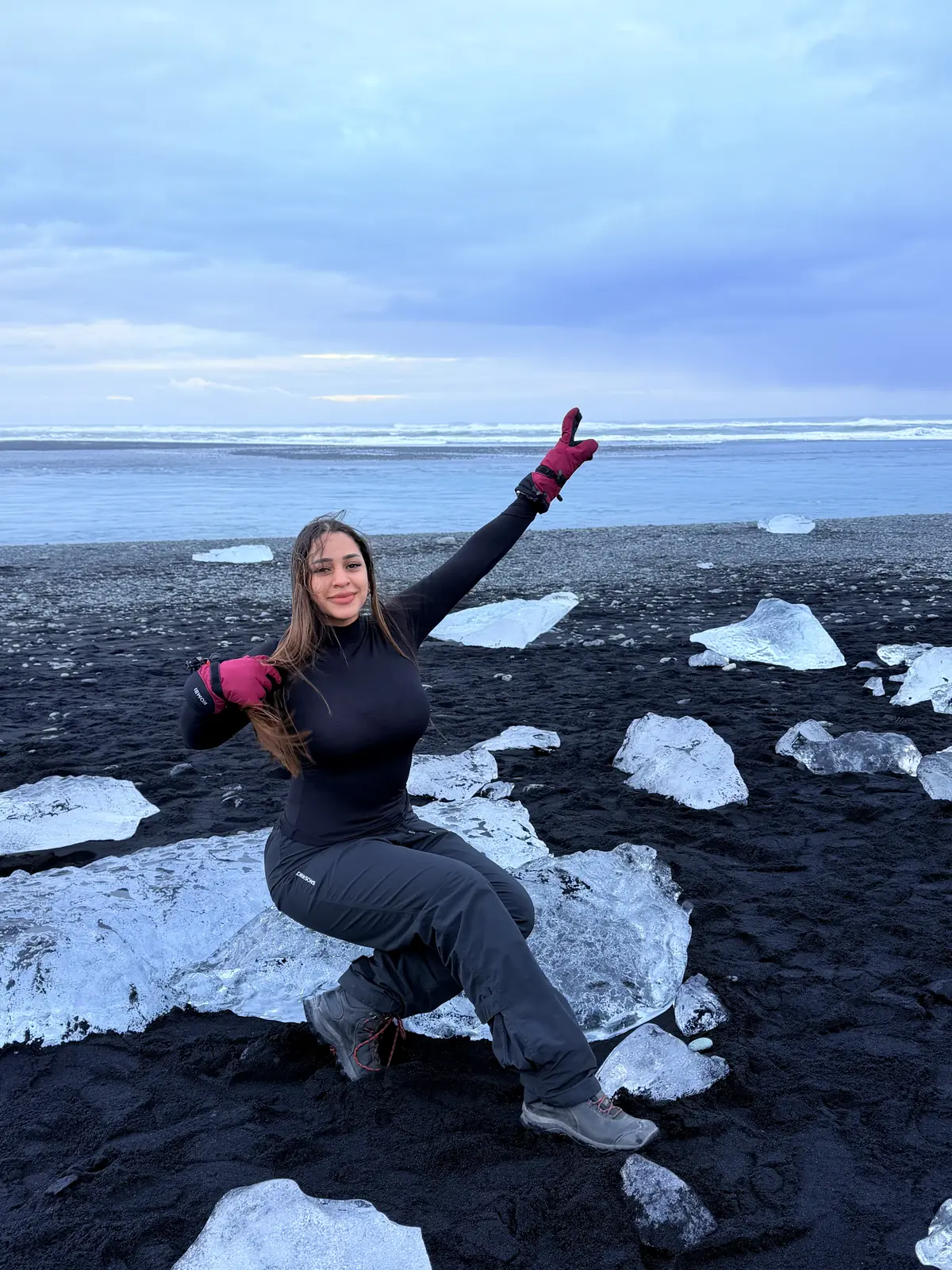 Viajera sentada entre bloques de hielo en Diamond Beach