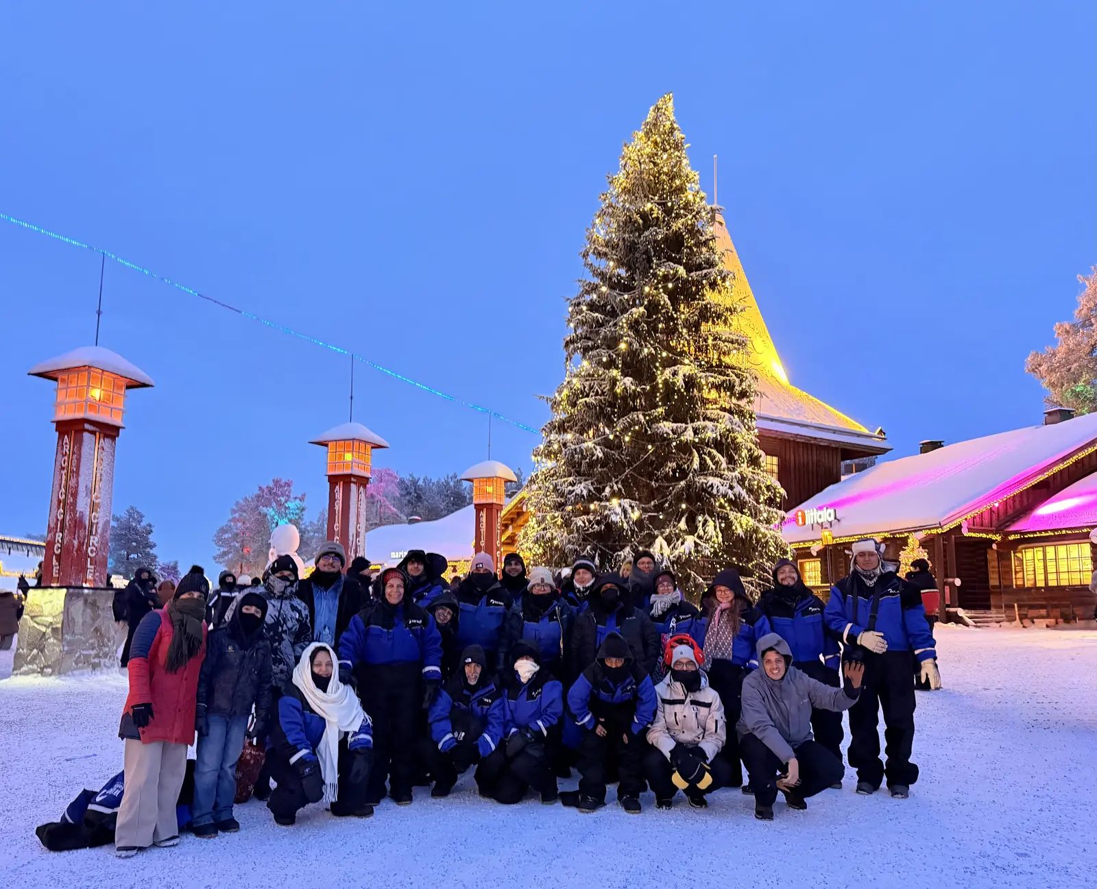 Grupo en Santa Claus Village junto al gran árbol de Navidad